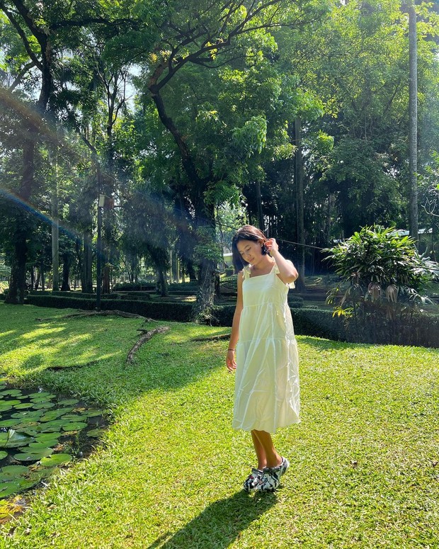 Dress Sederhana / Foto: Instagram / @shenacinnamon Inspirasi outfit liburan dari Shenina Cinnamon