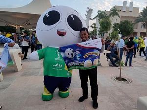 Ekspresi Suporter Brasil-Argentina Saat Diberi Mochi Ekspresi Suporter Brasil-Argentina Saat Diberi Mochi