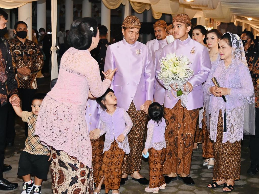 Gaya Jokowi dan Kaesang ke Rumah Erina Gudono, Kompak Pakai Beskap Lilac