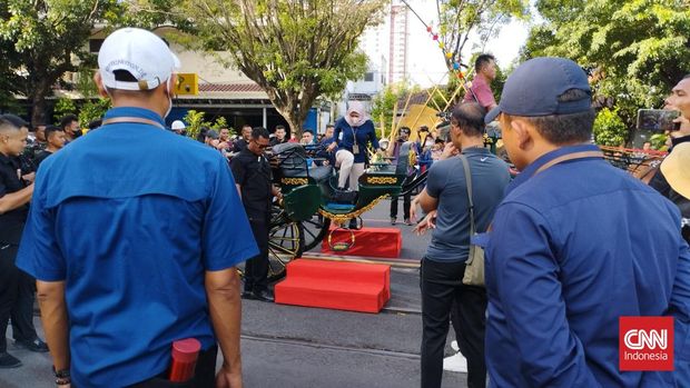 Panitia pernikahan Kaesang Pangarep dan Erina Gudono menggelar gladi kirab budaya pada Sabtu (10/12) sore, jelang pelaksanaan prosesi tersebut pada Minggu (11/12) pagi.