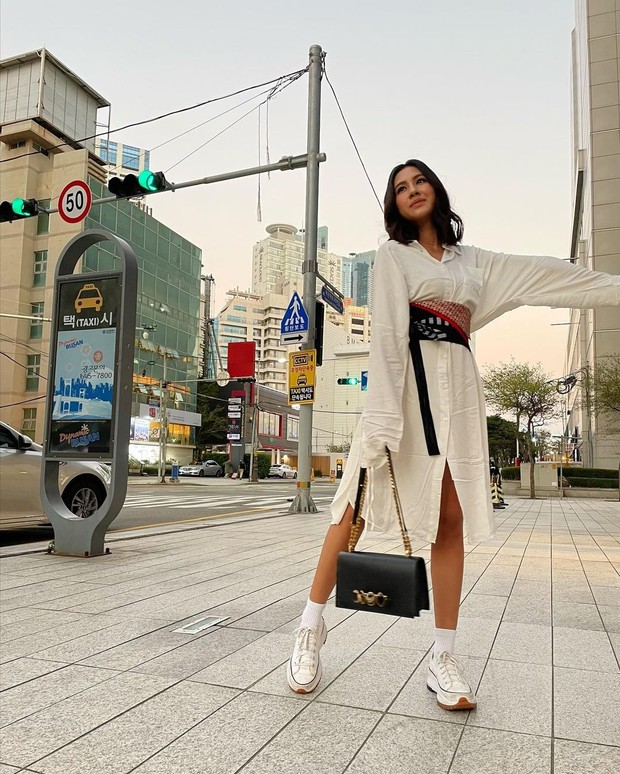 Ikat Pinggang Batik / Foto: Instagram / @shenacinnamon Inspirasi outfit liburan dari Shenina Cinnamon