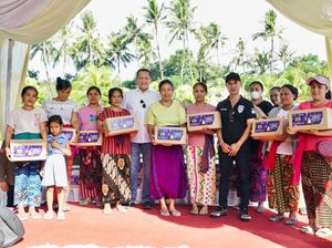 Jambore IMI, Bamsoet-Ajik Krisna Bagikan Sembako di Desa Tangguwisia