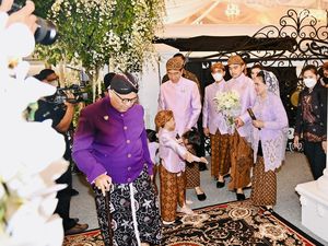 Bikin Gemes! Begini Gaya Jan Ethes Jadi Among Tamu Midodareni Erina Bikin Gemes! Begini Gaya Jan Ethes Jadi Among Tamu Midodareni Erina