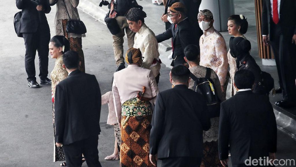 Jokowi dan Keluarga Tiba di Lokasi Akad Nikah Kaesang-Erina