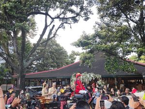 Akad Nikah-Panggih Selesai, Kaesang dan Erina Naik Kereta Kuda