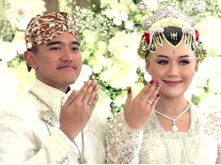 Momen Bahagia Kaesang Pasangkan Cincin Nikah di Jari Manis Erina