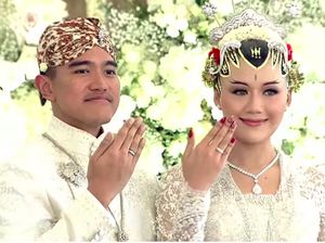 Momen Bahagia Kaesang Pasangkan Cincin Nikah di Jari Manis Erina Momen Bahagia Kaesang Pasangkan Cincin Nikah di Jari Manis Erina