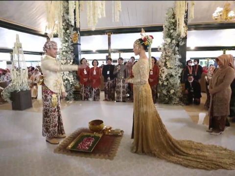 Kaesang Pangarep dan Erina Sofia Gudono menjalani prosesi panggih pengantin usai akad nikah di Pendopo Agung Royal Ambarrukmo, Sabtu (10/12/2022).
