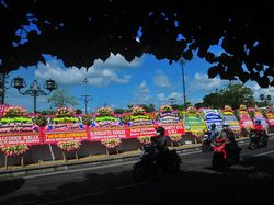 Karangan Bunga untuk Kaesang-Erina Banjiri Pura Mangkunegaran