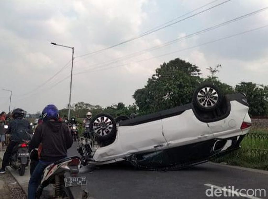 Almaz Tabrak Vario Hingga Terbalik di Jombang, Satu Biker Tewas Almaz Tabrak Vario Hingga Terbalik di Jombang, Satu Biker Tewas