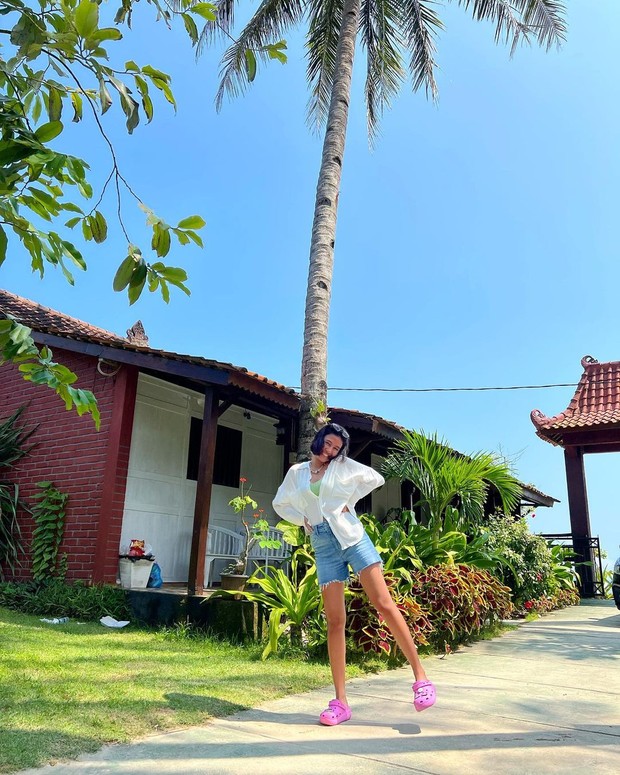 Kemeja Santai / Foto: Instagram / @shenacinnamon Inspirasi outfit liburan dari Shenina Cinnamon