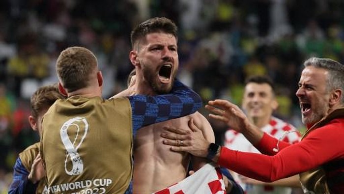 Croatias forward #16 Bruno Petkovic (C) celebrates scoring his teams first goal during the Qatar 2022 World Cup quarter-final football match between Croatia and Brazil at Education City Stadium in Al-Rayyan, west of Doha, on December 9, 2022. (Photo by JACK GUEZ / AFP)