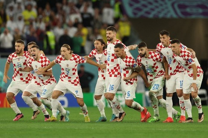 Croatia players celebrate after they won the Qatar 2022 World Cup quarter-final football match between Croatia and Brazil at Education City Stadium in Al-Rayyan, west of Doha, on December 9, 2022. (Photo by Adrian DENNIS / AFP)