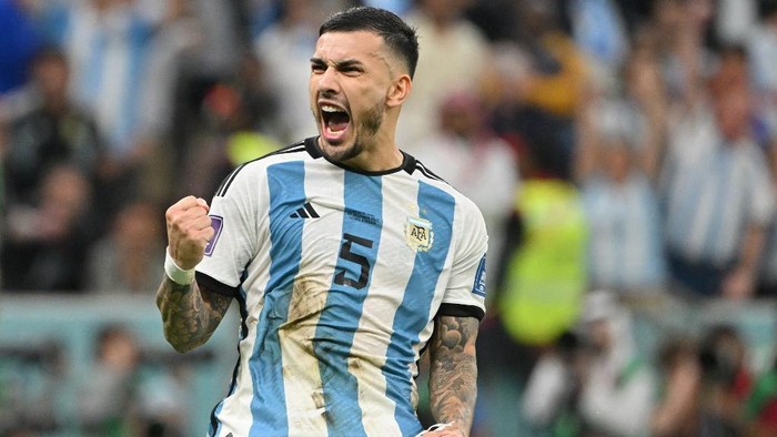 Argentinas midfielder #05 Leandro Paredes celebrates scoring during the shoot-out after extra-time of the Qatar 2022 World Cup quarter-final football match between Netherlands and Argentina at Lusail Stadium, north of Doha, on December 9, 2022. (Photo by Alberto PIZZOLI / AFP)