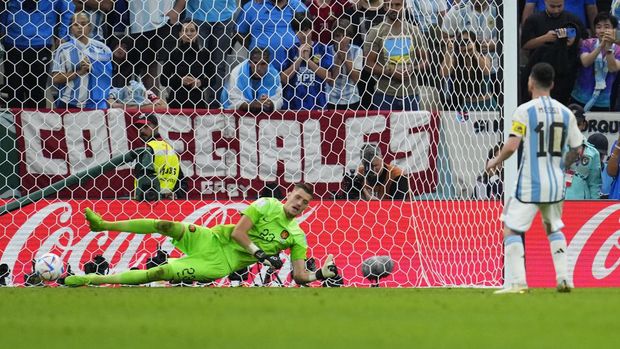 goalkeeper Andries Noppert of the Netherlands fails to save a kick of Argentina's Lionel Messi during penalty shootout during the World Cup quarterfinal soccer match between the Netherlands and Argentina, at the Lusail Stadium in Lusail, Qatar, Saturday, Dec. 10, 2022. (AP Photo/Natacha Pisarenko)
