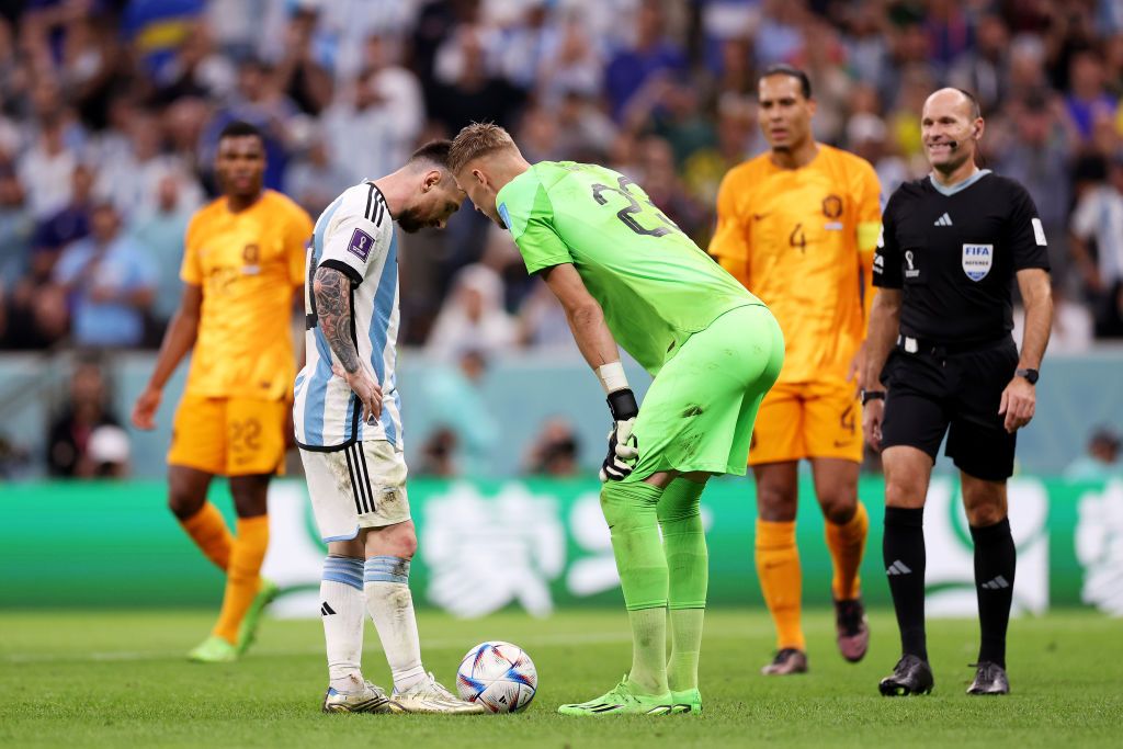 LUSAIL CITY, QATAR - DECEMBER 09: Lionel Messi of Argentina talks to referee Antonio Mateu Lahoz of Spain at half time during the Qatar 2022 FIFA World Cup Quarter Final match between Netherlands and Argentina at Lusail Stadium on December 09 2022 in Lusail City, Qatar.  (Photo by James Williamson - AMA/Getty Images)