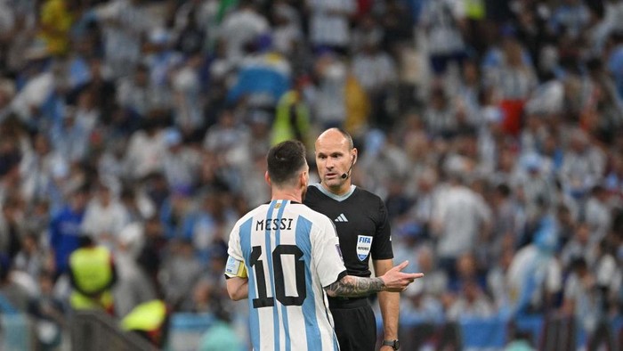 Spanish referee Antonio Mateu Lahoz shows a yellow card to Argentinas forward #10 Lionel Messi during the Qatar 2022 World Cup quarter-final football match between Netherlands and Argentina at Lusail Stadium, north of Doha, on December 9, 2022. (Photo by Alberto PIZZOLI / AFP) (Photo by ALBERTO PIZZOLI/AFP via Getty Images)