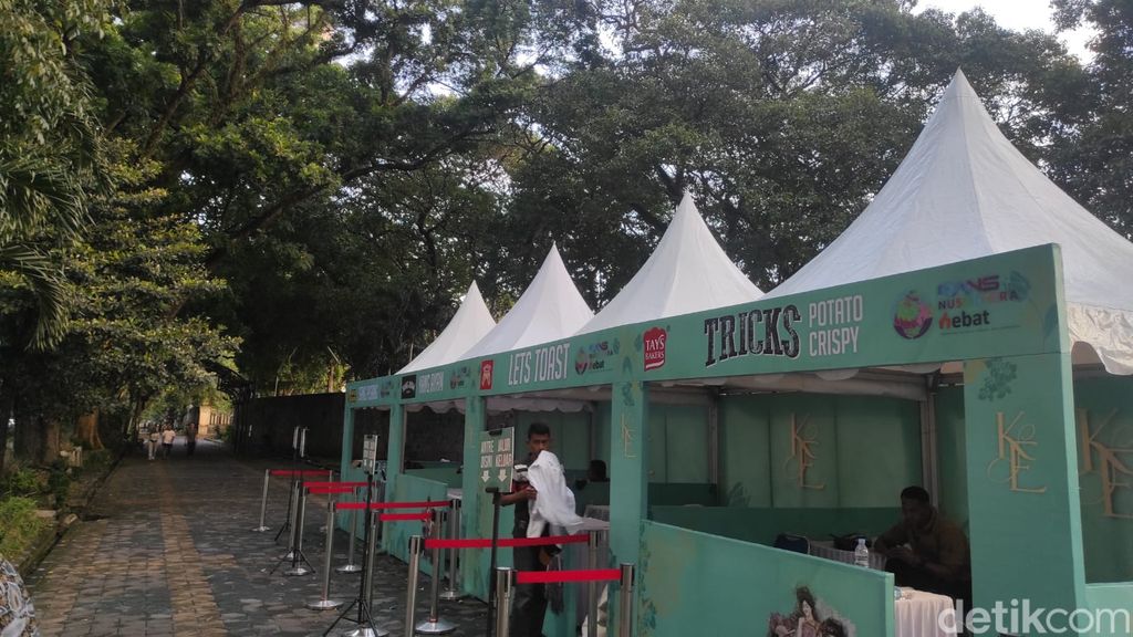 Lokasi pembagian makanan gratis saat tasyakuran pernikahan Kaesang dan Erina di Solo, Sabtu (10/12/2022). Lokasi pembagian makanan gratis saat tasyakuran pernikahan Kaesang dan Erina di Solo, Sabtu (10/12/2022).