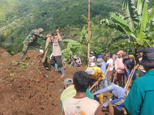 Jalan Poros Bone-Barru Tertimbun Longsor, 2 Desa Terisolir Jalan Poros Bone-Barru Tertimbun Longsor, 2 Desa Terisolir
