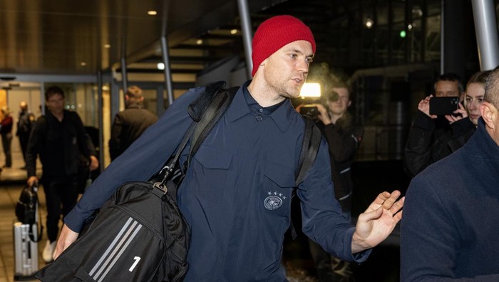02 December 2022, Bavaria, Munich: Soccer, World Cup in Qatar, Germany, national team, return DFB, goalkeeper Manuel Neuer arrives at Munich airport. After the elimination in the preliminary round, the team travels back to Germany. Photo: Lennart Preiss/dpa (Photo by Lennart Preiss/picture alliance via Getty Images)