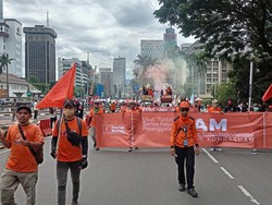 Massa Buruh Tiba di Patung Kuda, Minta Jokowi Tak Tanda Tangani KUHP