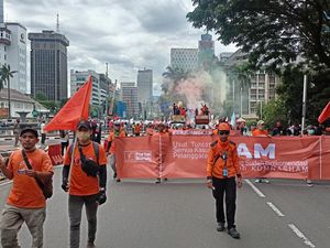 Massa Buruh Tiba di Patung Kuda, Minta Jokowi Tak Tanda Tangani KUHP Massa Buruh Tiba di Patung Kuda, Minta Jokowi Tak Tanda Tangani KUHP