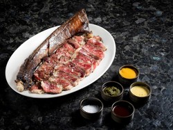 Di Sini Bisa Nikmati Tomahawk Steak dan Free Flow Bir Sambil Nobar Piala Dunia