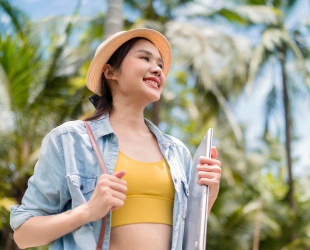 Melindungi kulit kepala dari sinar matahari/foto: freepik.com/Lifestylememory Melindungi Kulit Kepala dari Sinar Matahari