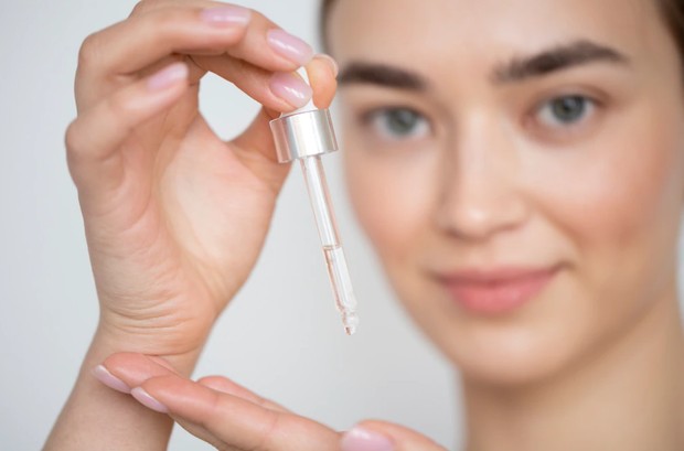 Menggunakan serum untuk kulit kepala/foto: freepik.com/freepik Menggunakan Serum untuk Kulit Kepala