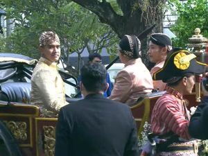 Momen Kaesang Naik Kereta Kuda-Dikawal Prajurit Jelang Panggih