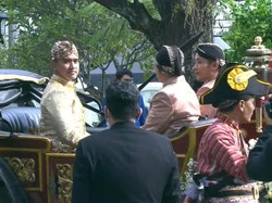 Momen Kaesang Naik Kereta Kuda-Dikawal Prajurit Jelang Panggih