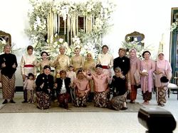 Kala Menteri Jokowi Pose Jongkok di Depan Kaesang-Erina: Sah!