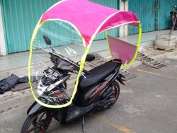 Lagi Musim Hujan, Aman Enggak Sih Motor Pakai Kanopi?