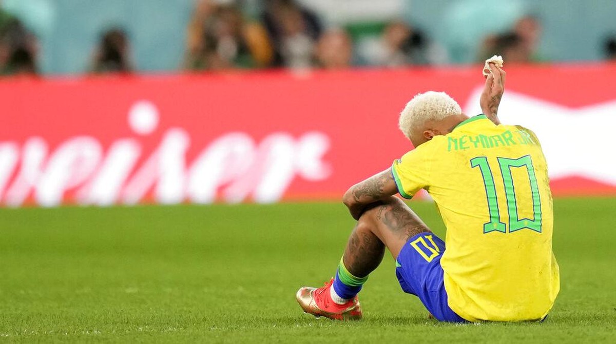 Neymar meratapi kegagalan Brasil di Piala Dunia 2022. (Foto: AP/Andre Penner)