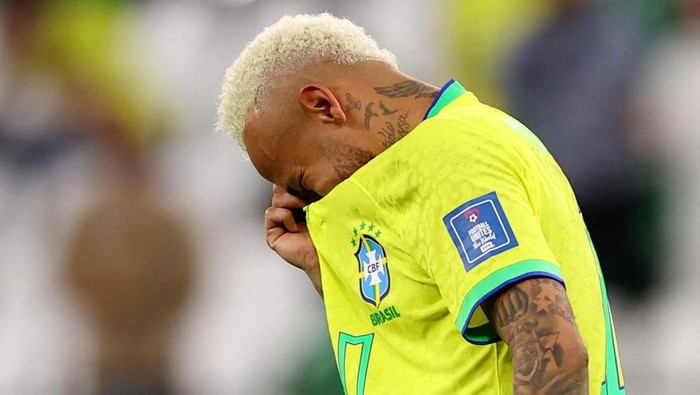 Soccer Football - FIFA World Cup Qatar 2022 - Quarter Final - Croatia v Brazil - Education City Stadium, Doha, Qatar - December 9, 2022 Brazils Neymar looks dejected after being eliminated from the World Cup REUTERS/Matthew Childs
