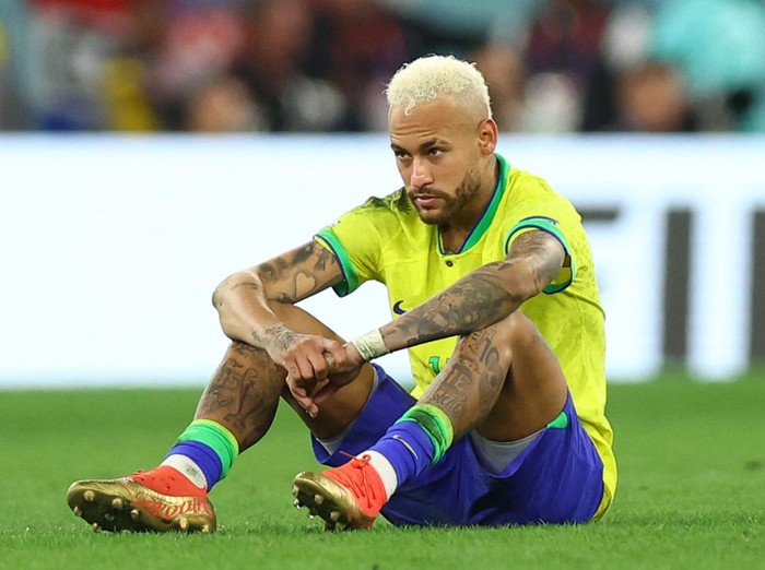 Soccer Football - FIFA World Cup Qatar 2022 - Quarter Final - Croatia v Brazil - Education City Stadium, Doha, Qatar - December 9, 2022 Brazil's Neymar looks dejected after losing the penalty shootout REUTERS/Hannah Mckay