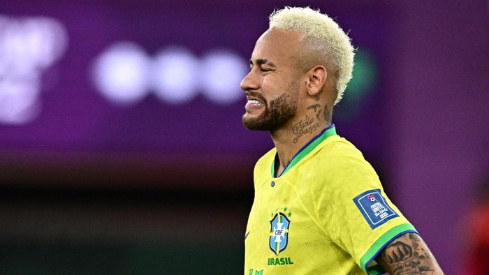 Brazils forward #10 Neymar gestures during the penalty shoot-out after extra-time of the Qatar 2022 World Cup quarter-final football match between Croatia and Brazil at Education City Stadium in Al-Rayyan, west of Doha, on December 9, 2022. (Photo by GABRIEL BOUYS / AFP) (Photo by GABRIEL BOUYS/AFP via Getty Images)