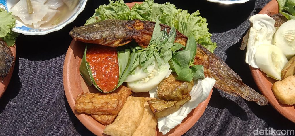 Lamongan memiliki sederet kuliner yang ikonik. Salah satunya yakni pecel lele yang sudah terkenal seantero negeri.