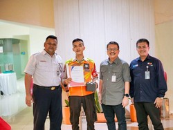 Kisah Manis Petugas KRL Bantu Penumpang Sakit Kini Diangkat Pegawai Tetap