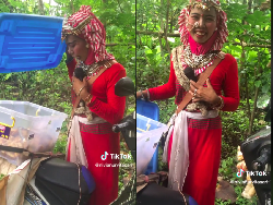 Unik! Penjual Gorengan Ini Berkostum Cleopatra untuk Tarik Pelanggan