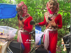 Unik! Penjual Gorengan Ini Berkostum Cleopatra untuk Tarik Pelanggan Unik! Penjual Gorengan Ini Berkostum Cleopatra untuk Tarik Pelanggan