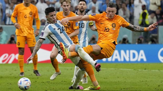 Wout Weghorst of the Netherlands, right, scores his side's second goal during the World Cup quarterfinal soccer match between the Netherlands and Argentina, at the Lusail Stadium in Lusail, Qatar, Saturday, Dec. 10, 2022. (AP Photo/Ricardo Mazalan)