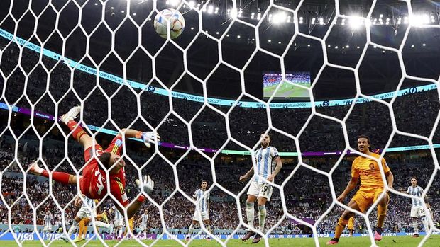 Soccer Football - FIFA World Cup Qatar 2022 - Quarter Final - Netherlands v Argentina - Lusail Stadium, Lusail, Qatar - December 9, 2022Netherlands' Wout Weghorst scores their first goal past Argentina's Emiliano Martinez REUTERS/Kai Pfaffenbach