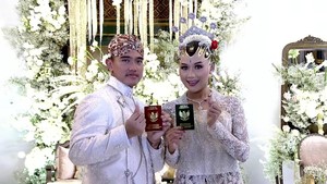 Pose Kaesang-Erina Pamerkan Buku Nikah