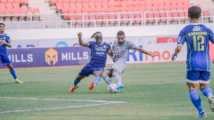 Laga Persib vs Persebaya merupakan laga Liga 1 2022/2023 pekan ke-13. Laga digelar di Stadion Jatidiri Semarang pada Sabtu (10/12/2022) pukul 15.00 WIB.