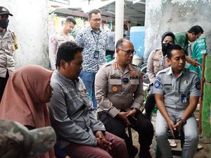 Polisi Beri Santunan Keluarga Balita Korban Truk Maut di Bekasi