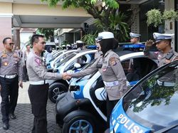 Polisi Pakai Mobil Listrik Mungil Ini untuk Patroli Pernikahan Kaesang-Erina