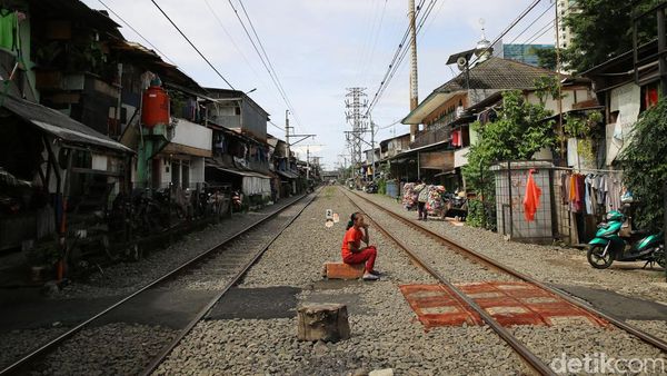 Potret Permukiman Padat di Bantaran Rel Kereta Api