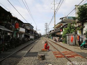 Potret Permukiman Padat di Bantaran Rel Kereta Api Potret Permukiman Padat di Bantaran Rel Kereta Api