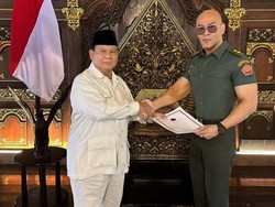Kenapa Prabowo Beri Deddy Corbuzier Pangkat Letkol Tituler TNI?